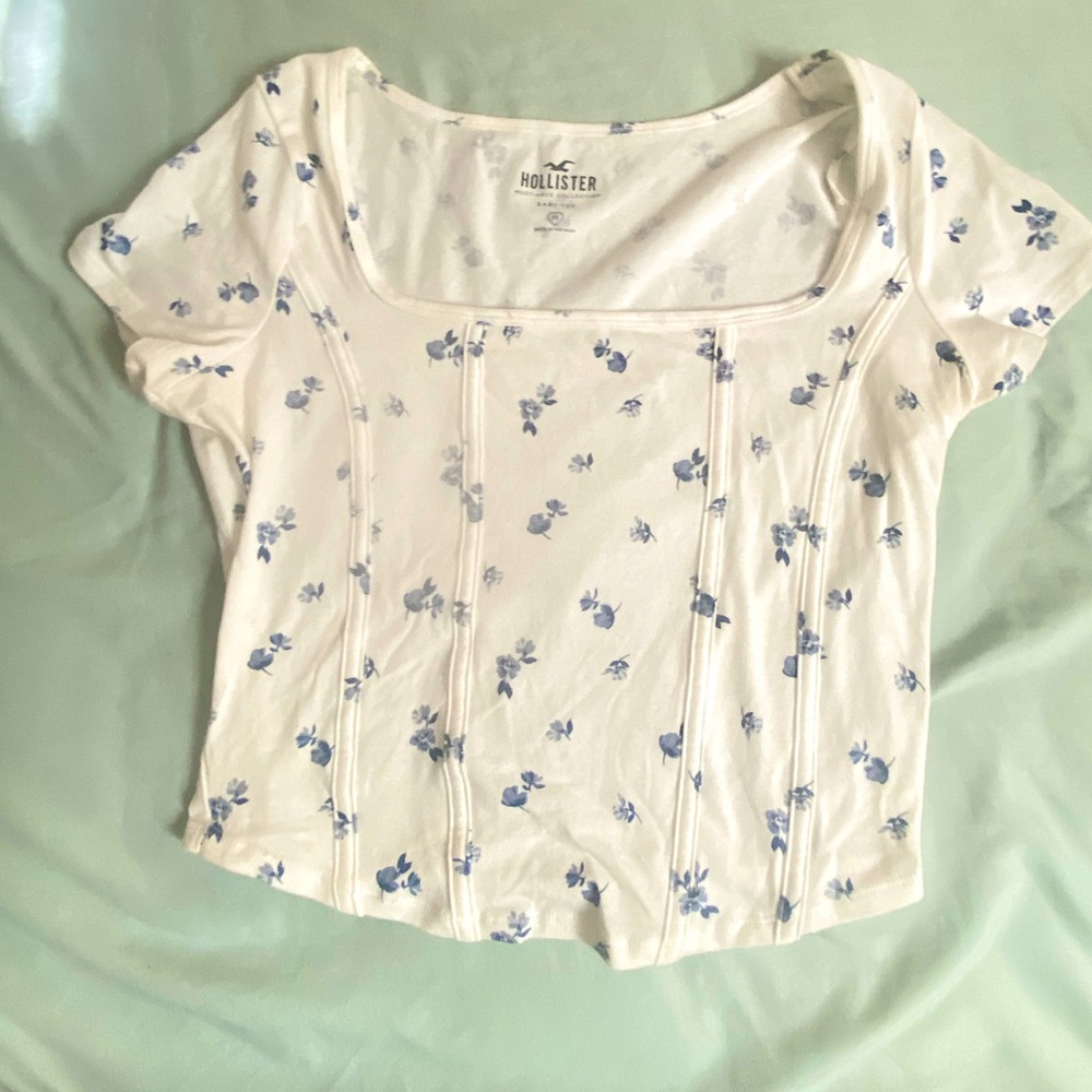 hollister cropped baby tee with flowers